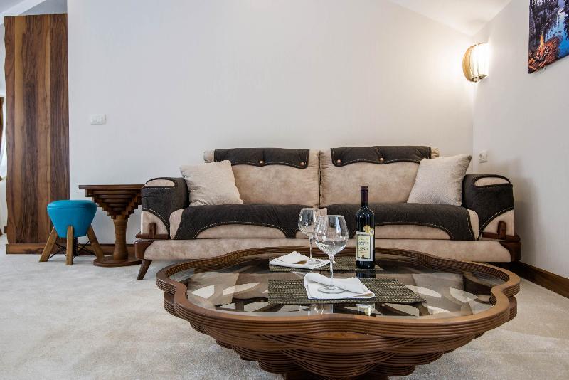 Waikiki Apartments Тиват Екстериор снимка